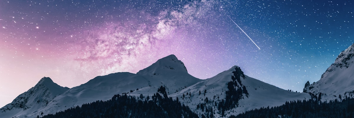 登山队使用品牌装备成功登顶珠穆朗玛峰的壮丽场景