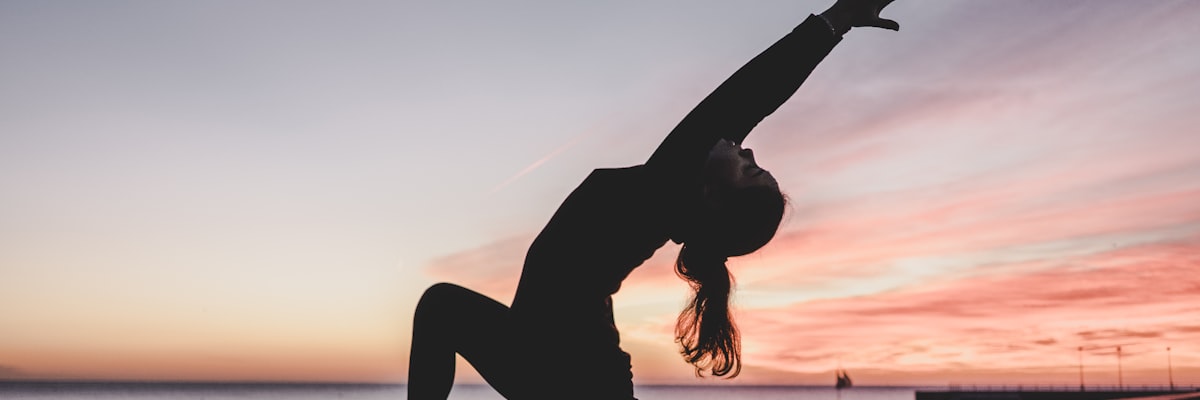 攀岩运动员在陡峭岩壁上挑战极限的精彩瞬间