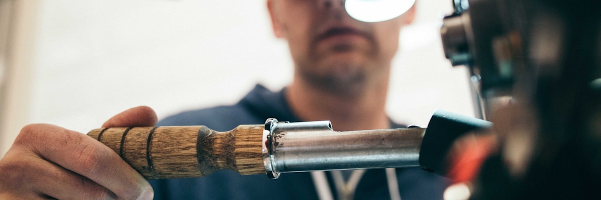 徒步爱好者穿越热带雨林挑战自我的探险场景