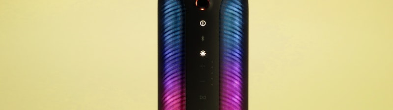 体育访谈节目主持人采访著名足球运动员